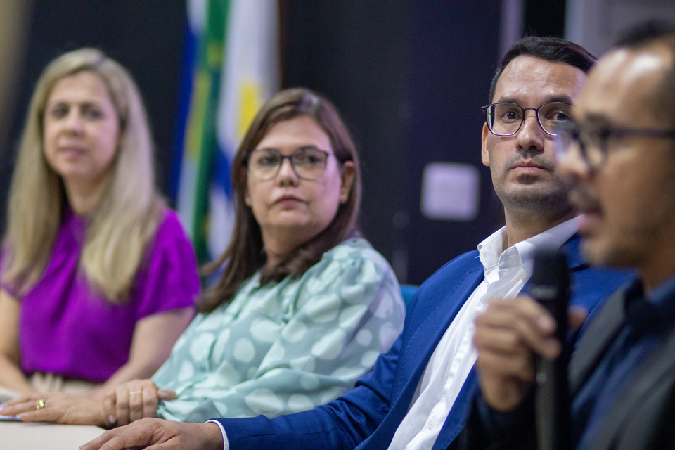 dois homens e duas mulheres compõem a mesa de abertura